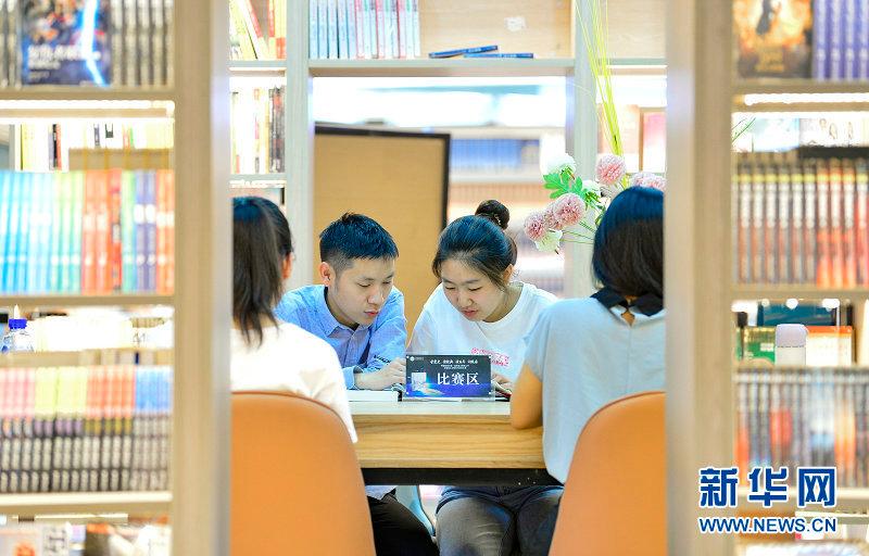 5月29日,内蒙古师范大学学生在阅读马拉松比赛中进行学习交流.