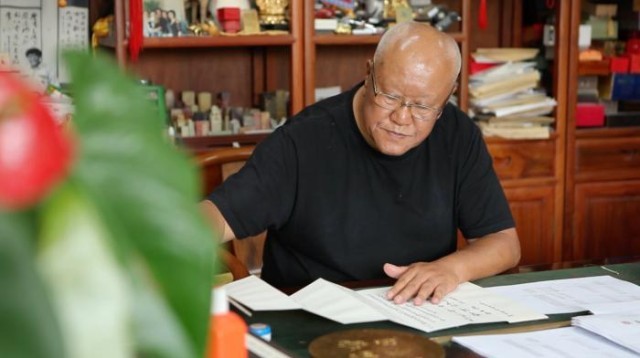 对话书法家杨再春丨当汗水凝结成墨，让文字长出骨骼_读书频道_中国青年网