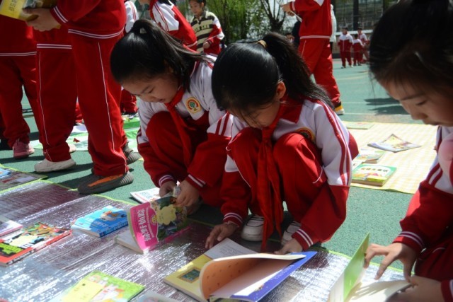 承德市南营子小学“春市”融融——跳蚤书市活动现场,同学正在推介图书。张骁摄