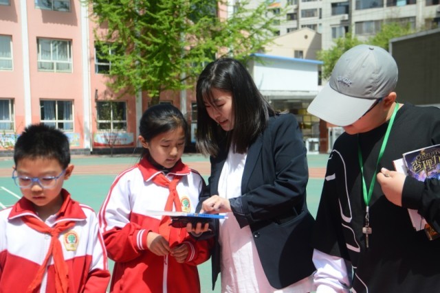 承德市南营子小学“春市”融融——跳蚤书市活动现场,同学正在推介图书。张骁摄