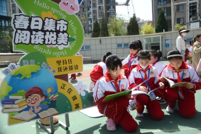 承德市南营子小学“春市”融融——跳蚤书市活动现场,同学正在推介图书。张骁摄