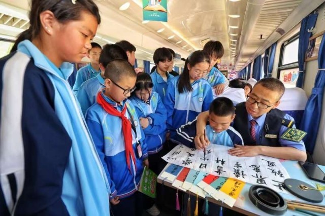 公益“小慢慢”满载书香 点亮山区少年求知